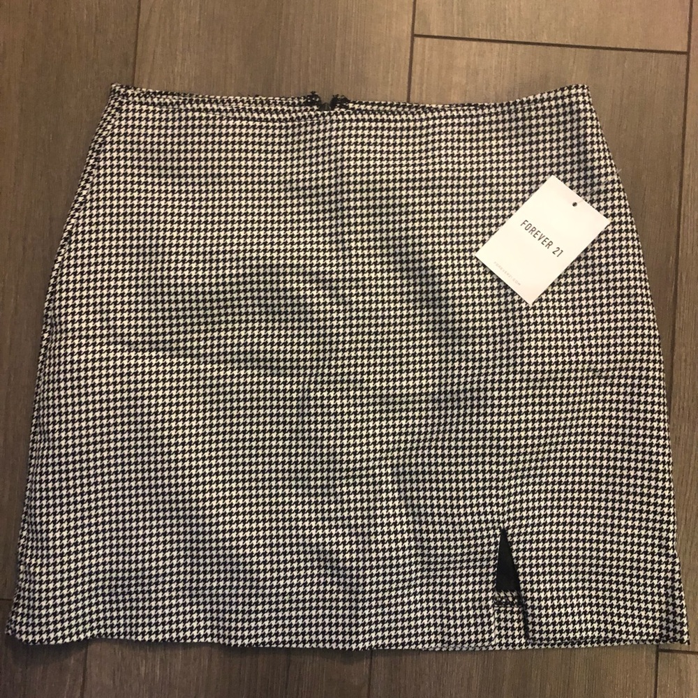Black and white print skirt. Size small. New with tags.